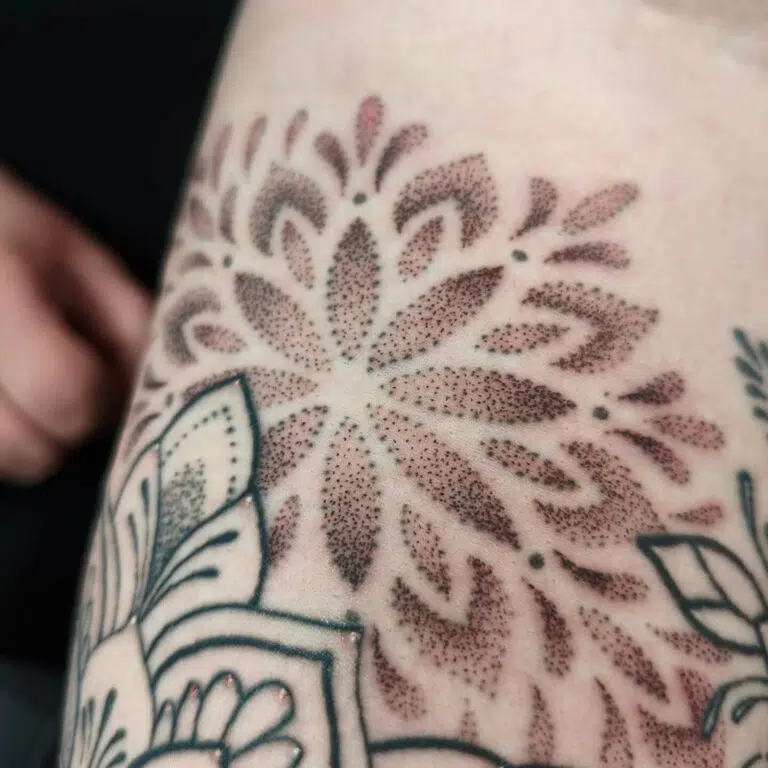 Tetování mandala na ruce