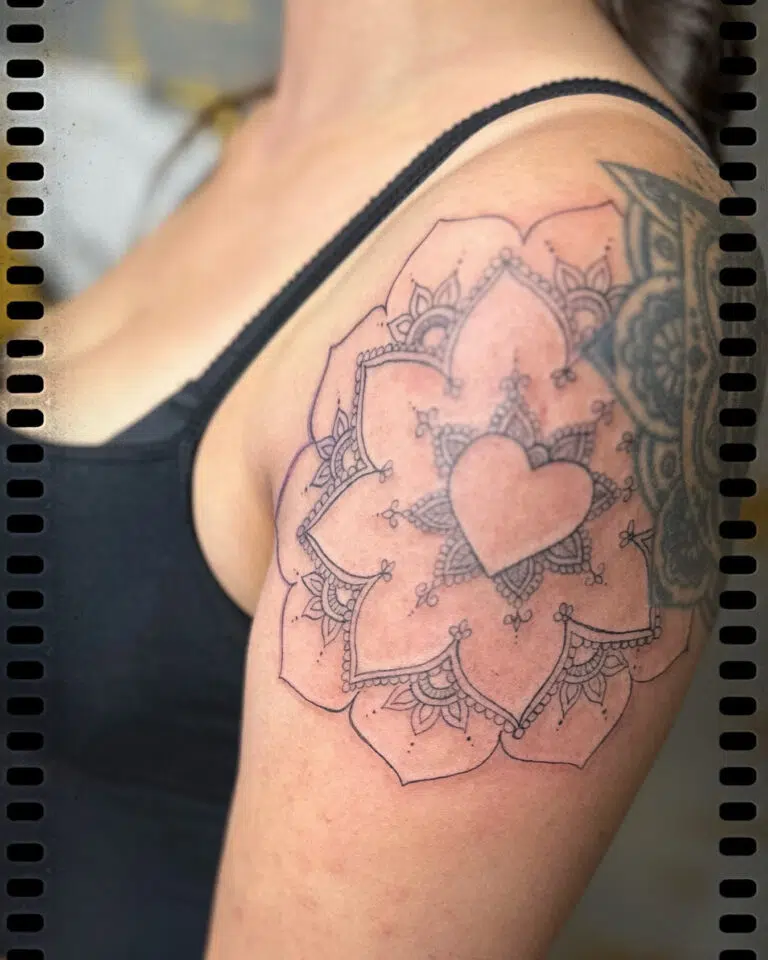 Tetování mandala na rameni