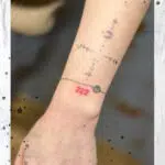 Tetování nápisy, čísla na zápěstí