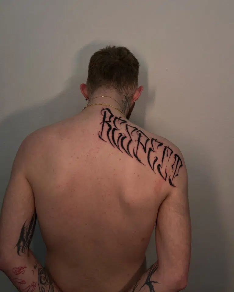 Tetování nápis na rameni