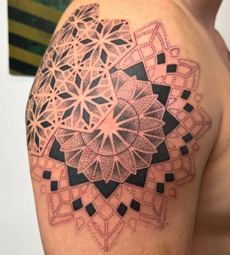 Tetování mandala na rameni