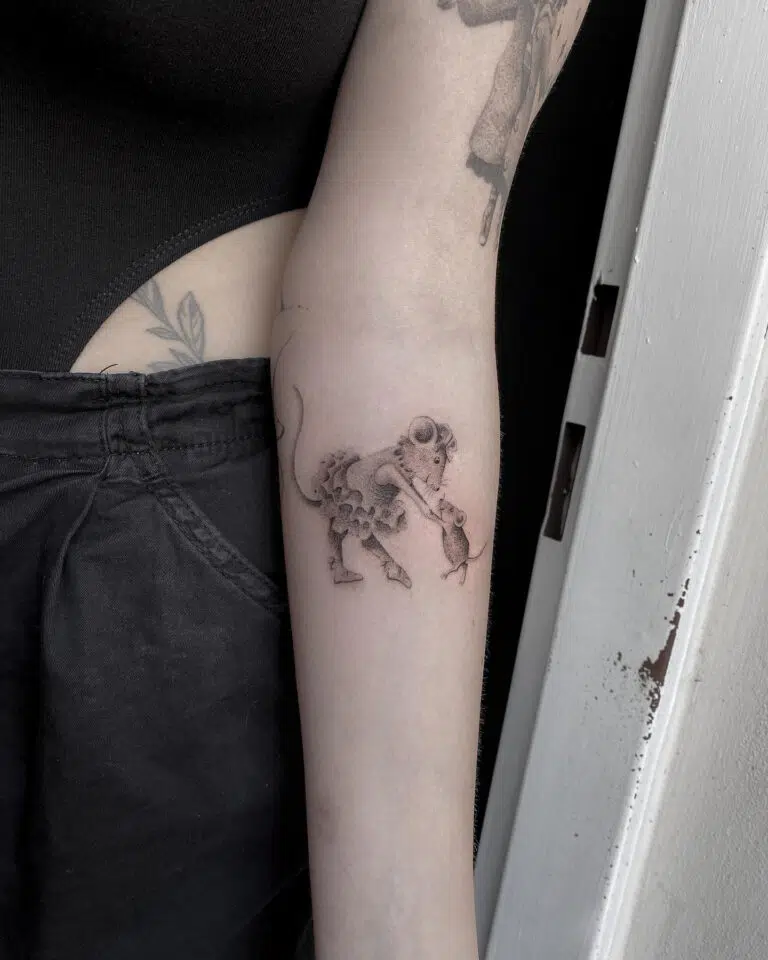 Tetování postavička, myš na předloktí