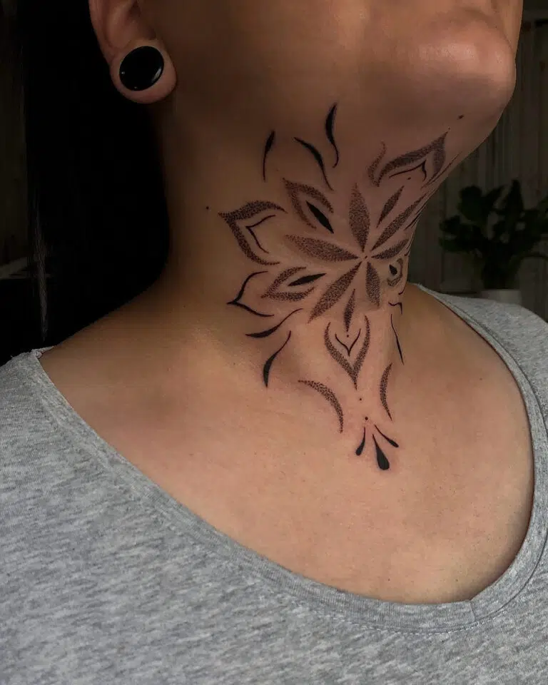 Tetování mandala na krku