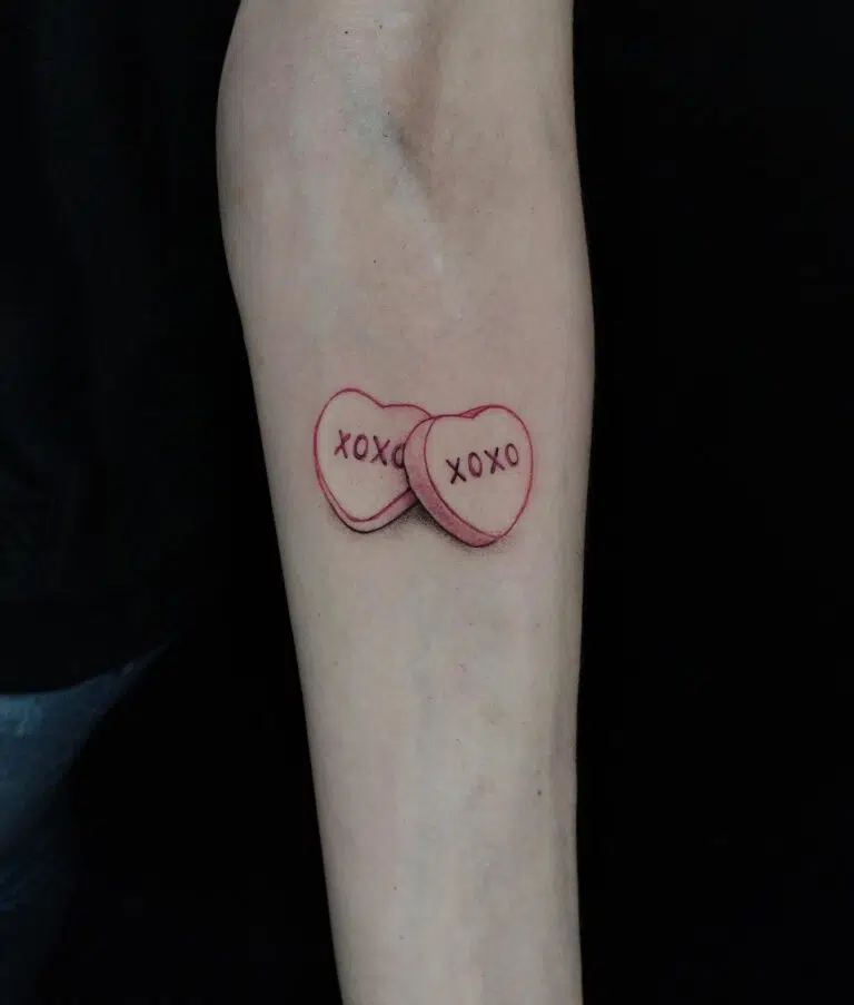 Tetování srdce s písmem na předloktí
