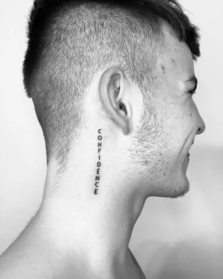 Tetování nápis na krk