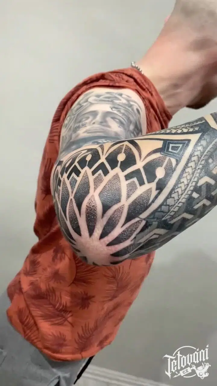 Tetování mandala na loket