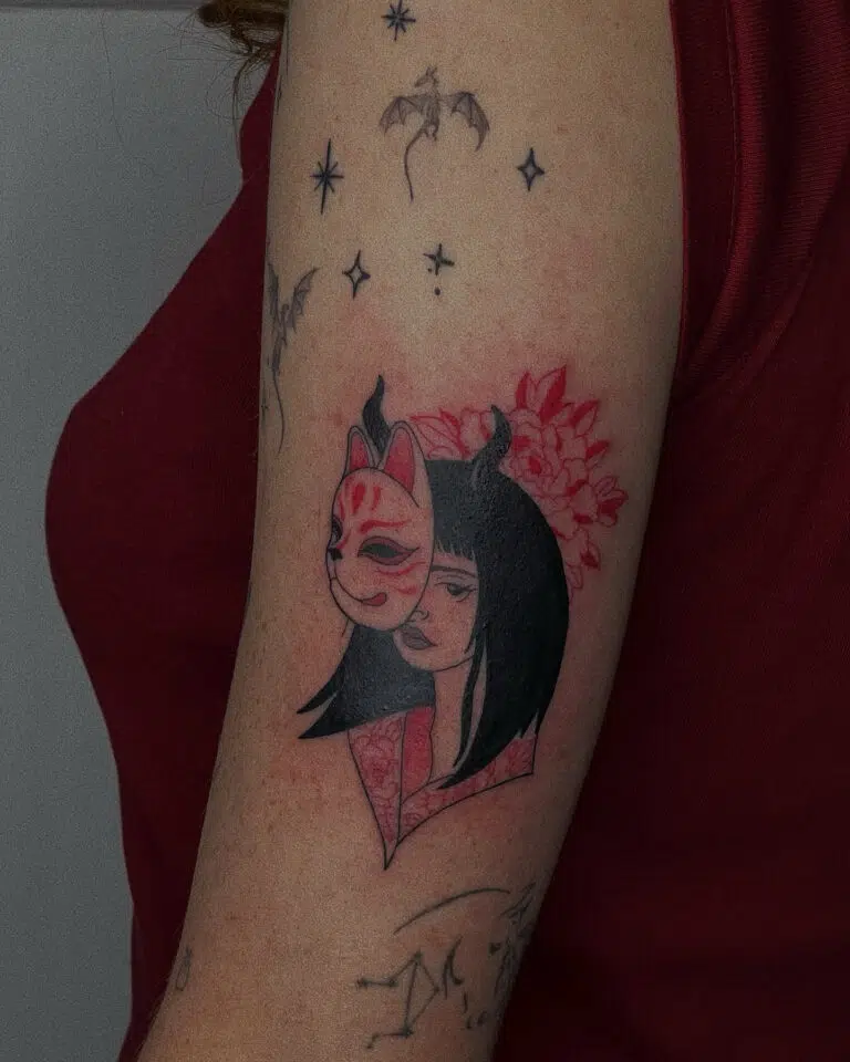 Tetování portrét ženy ďáblice s maskou na ruce