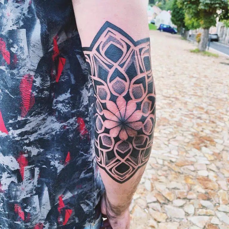 Tetování mandala na loket