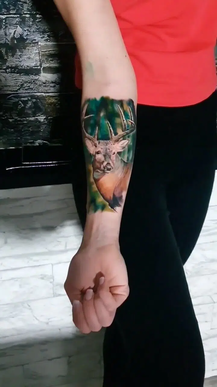 Tetování zvíře, jelen na předloktí