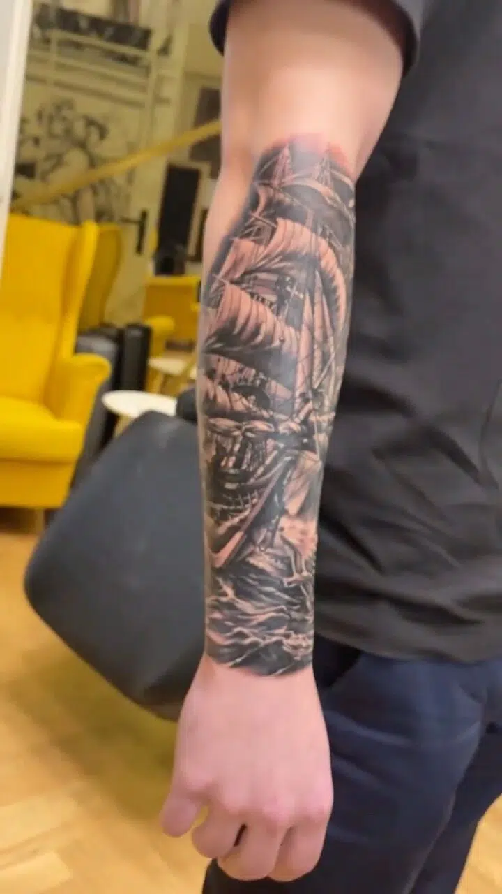 Tetování příroda, loď na moři na předloktí
