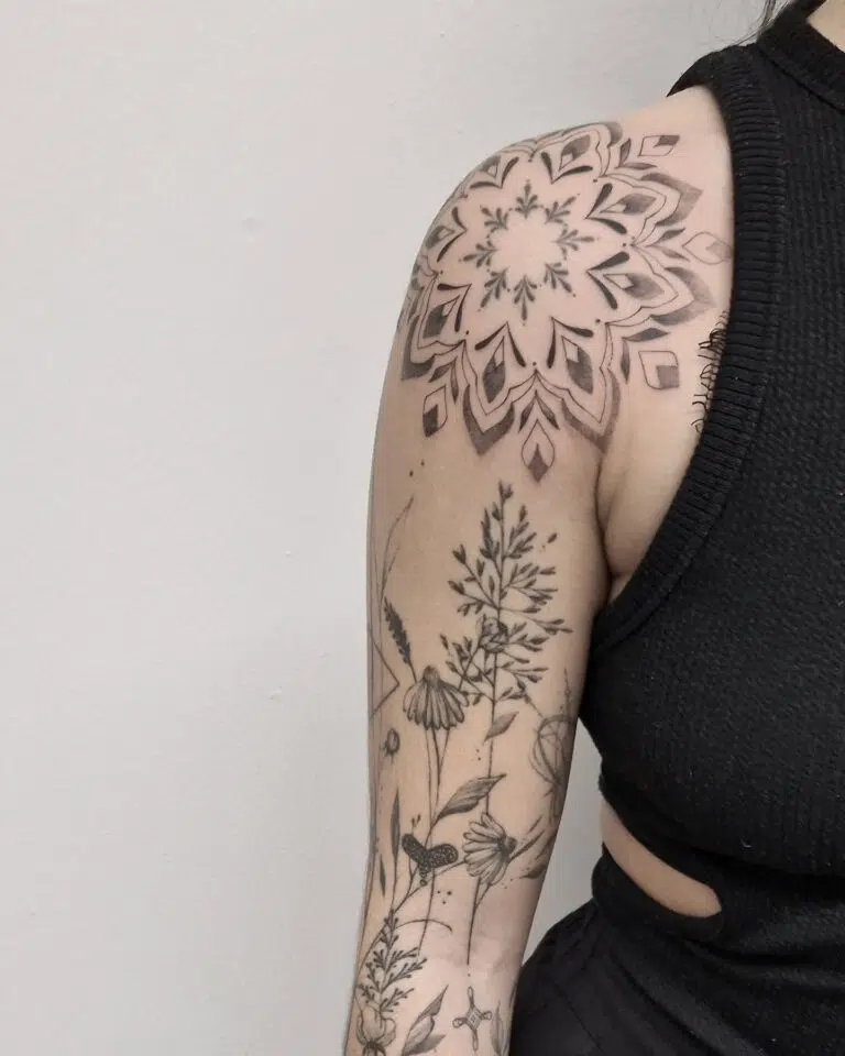 Tetování mandala na rameni