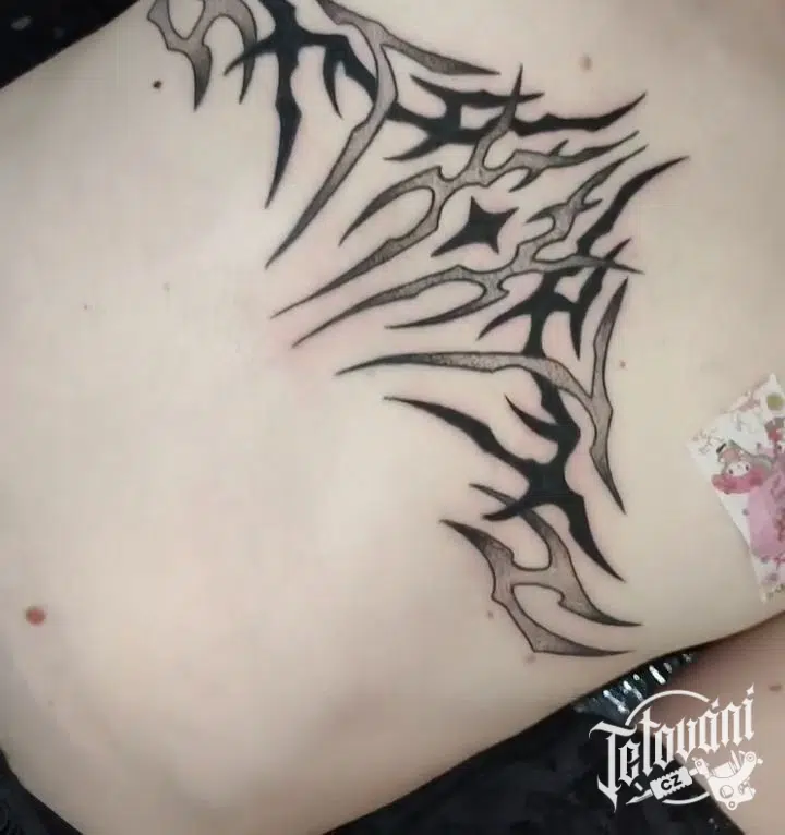 Tetování ornamenty na hrudník