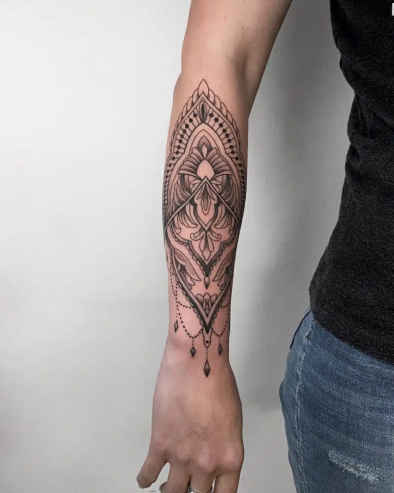 Tetování ornamenty na předloktí