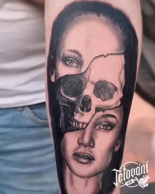 Tetování žena s lebkou na předloktí