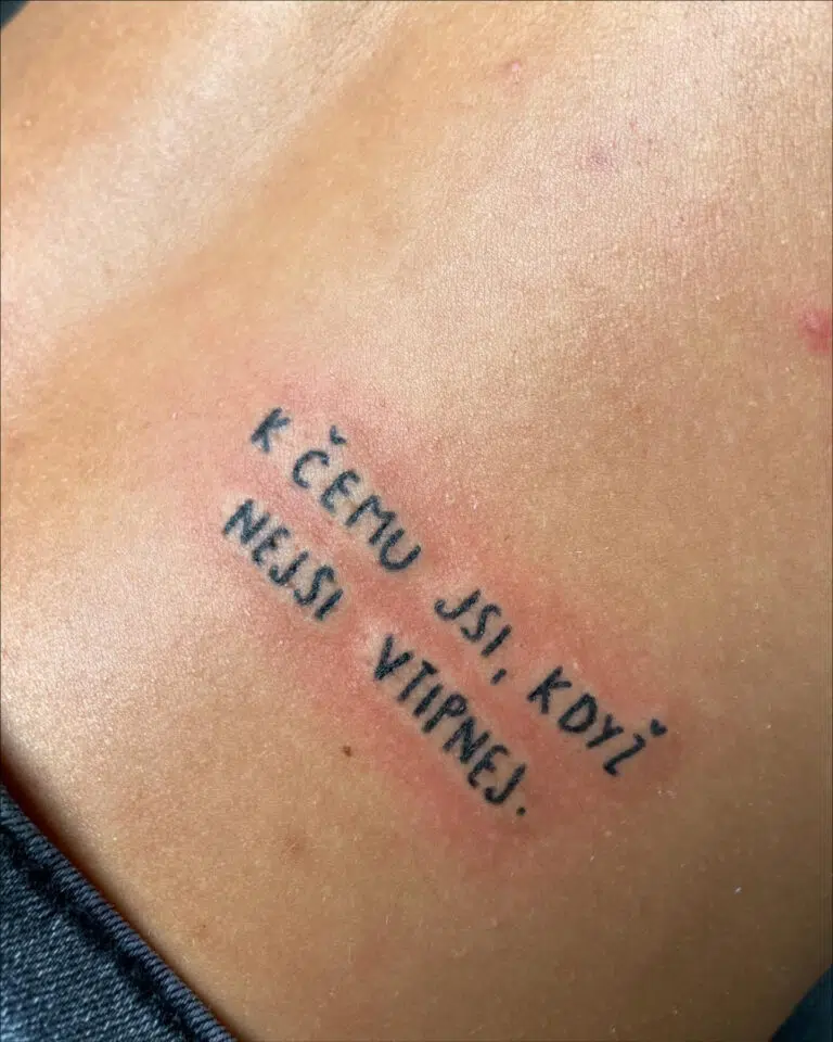 Tetování nápisy na zádech