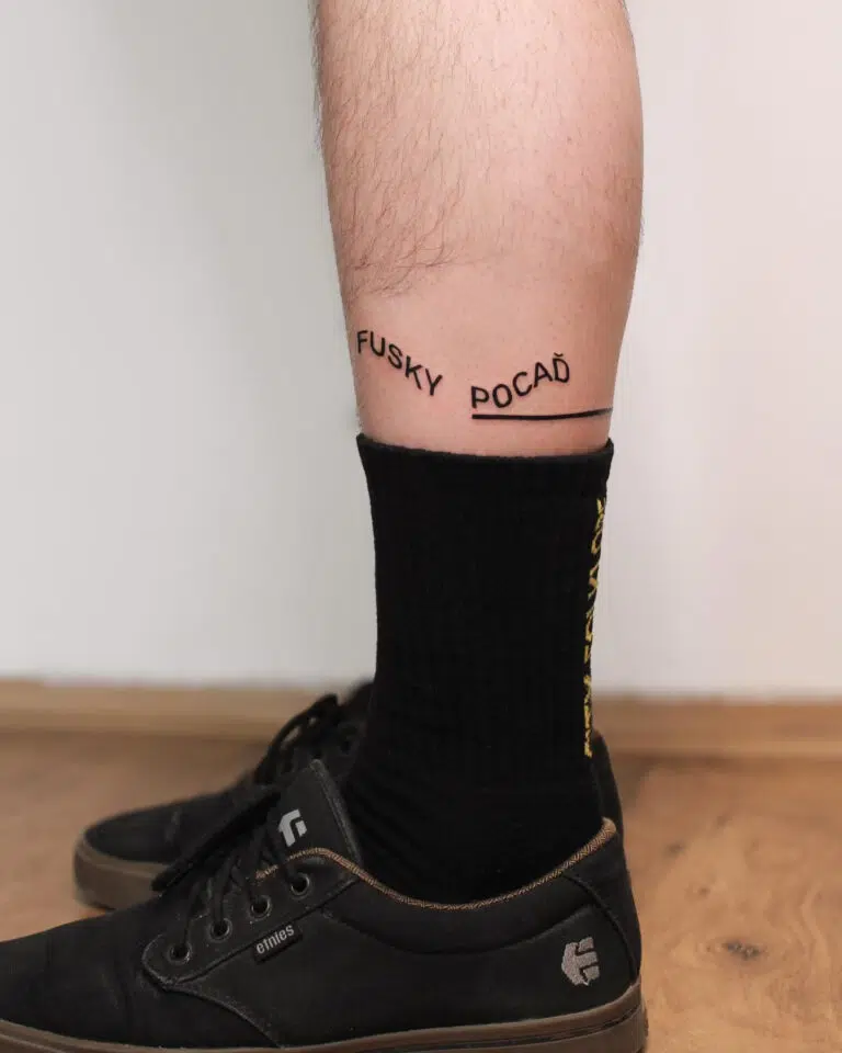 Tetování nápisy na noze