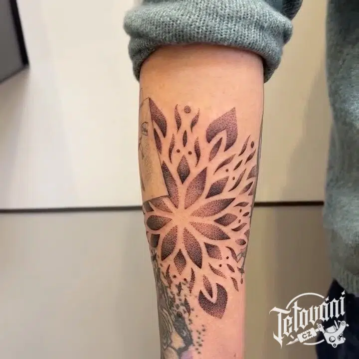 Tetování mandala na předloktí