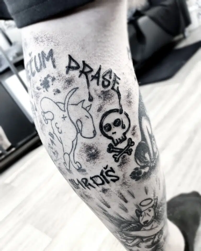 Tetování nápis na lýtku