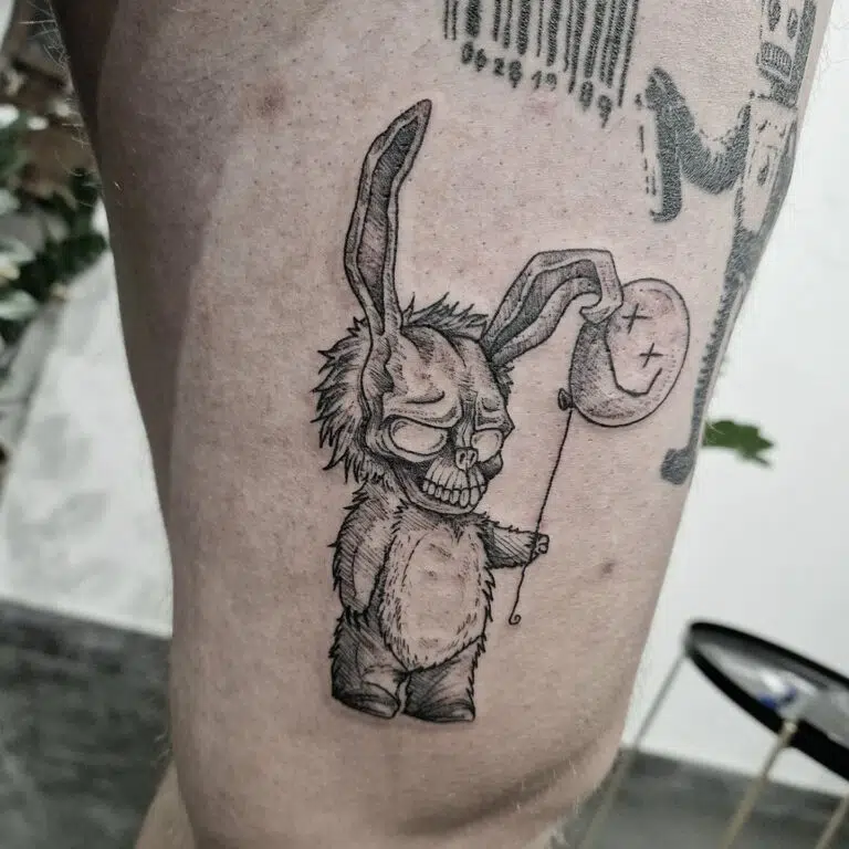 Tetování postavička na stehně
