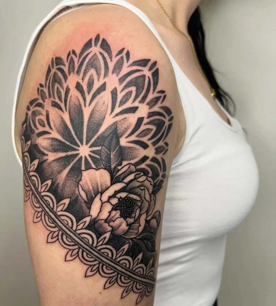 Tetování mandala na rameni