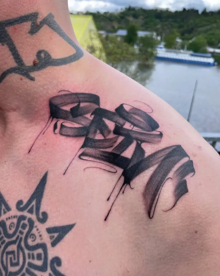 Tetování nápis na rameni