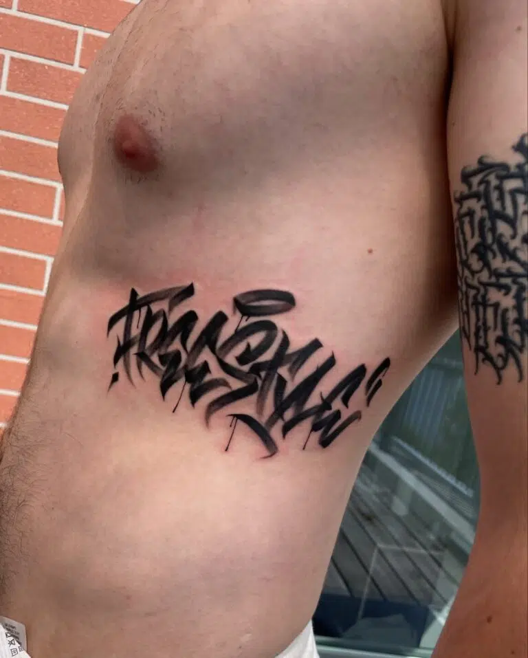Tetování nápisy na boku
