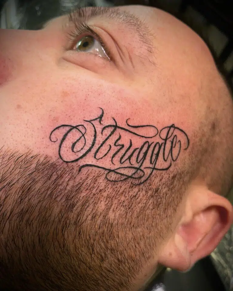 Tetování nápis na obličeji