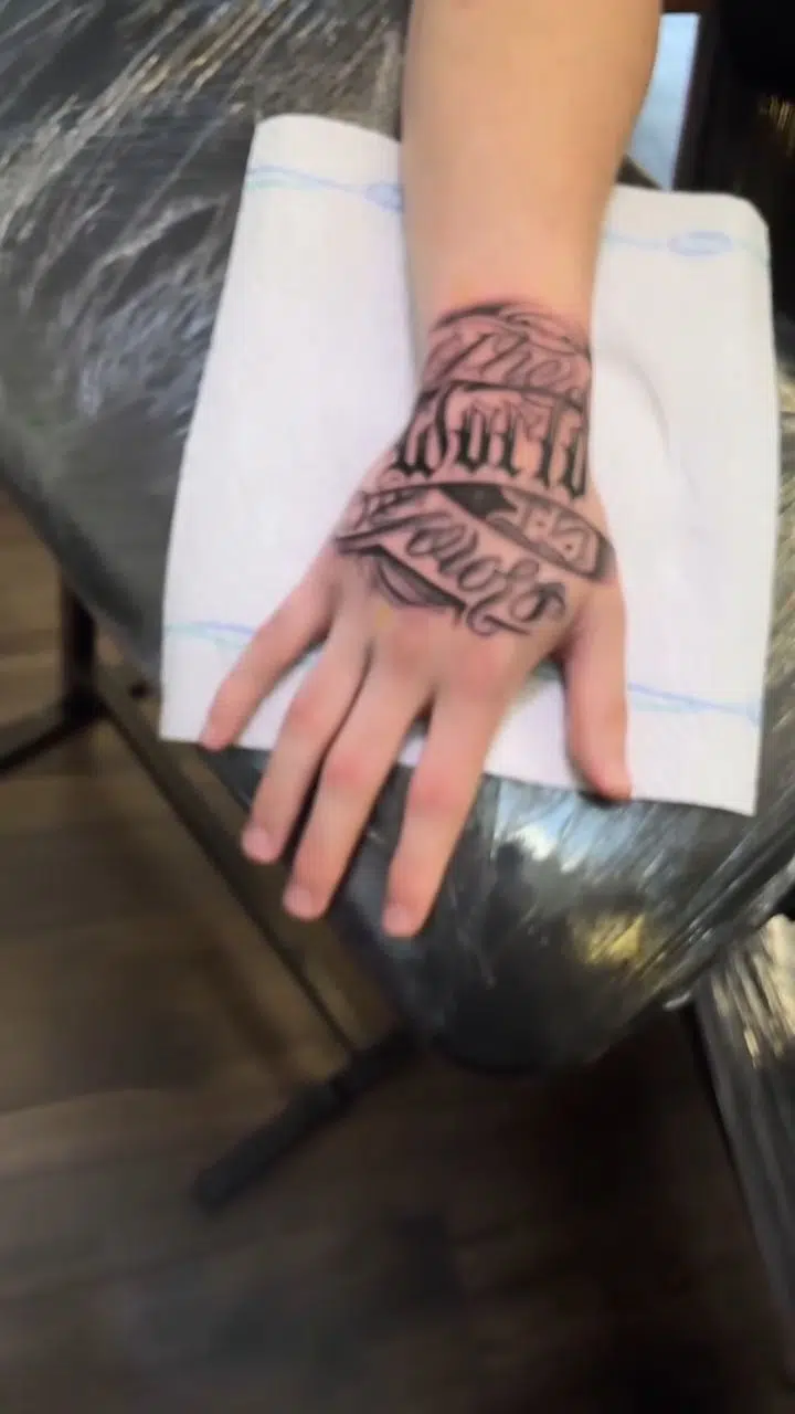 Tetování nápisy na hřbetu ruky