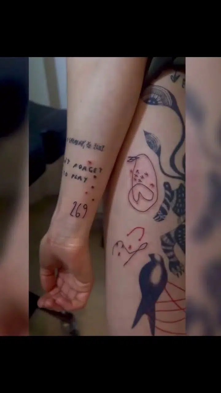 Tetování nápisy, čísla na předloktí