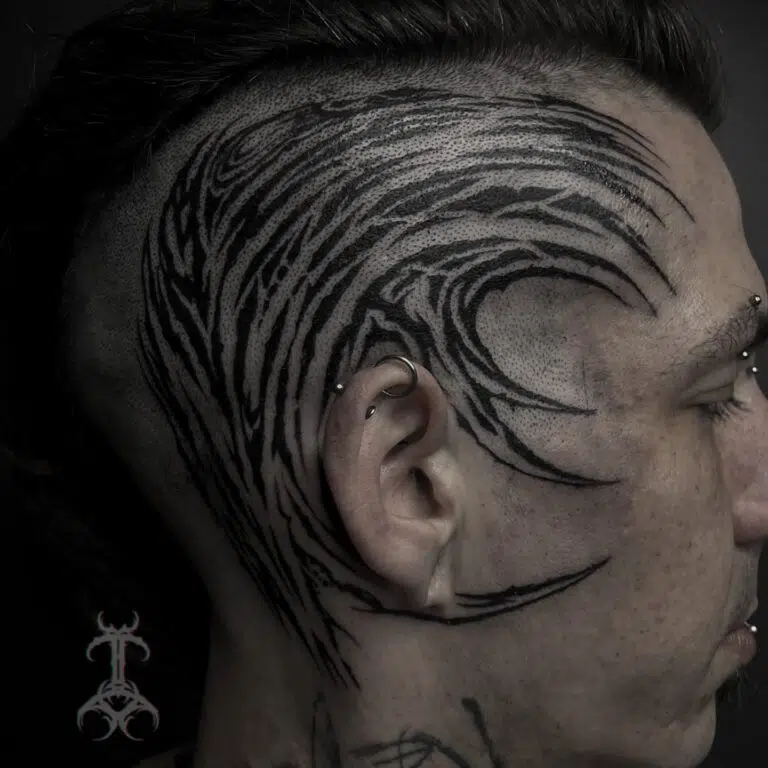 Tetování tribal ornamenty na hlavu