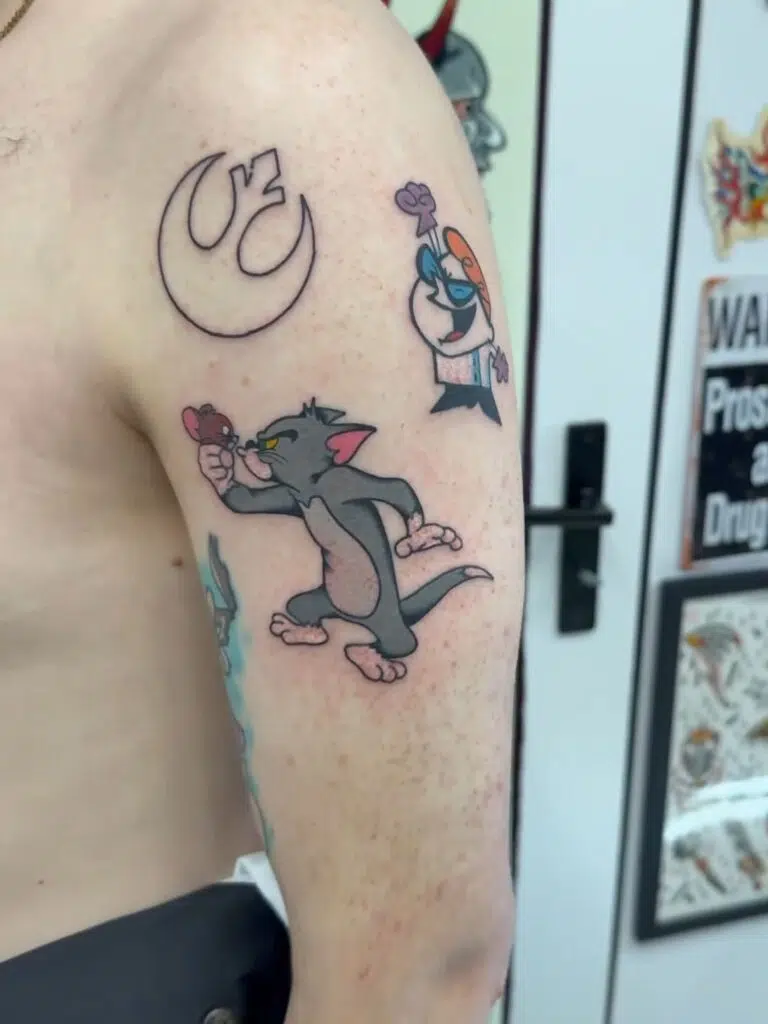 Tetování postavičky z filmů a pohádek, Tom a Jerry na rameni