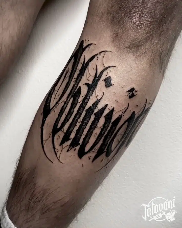 Tetování nápis na holeni