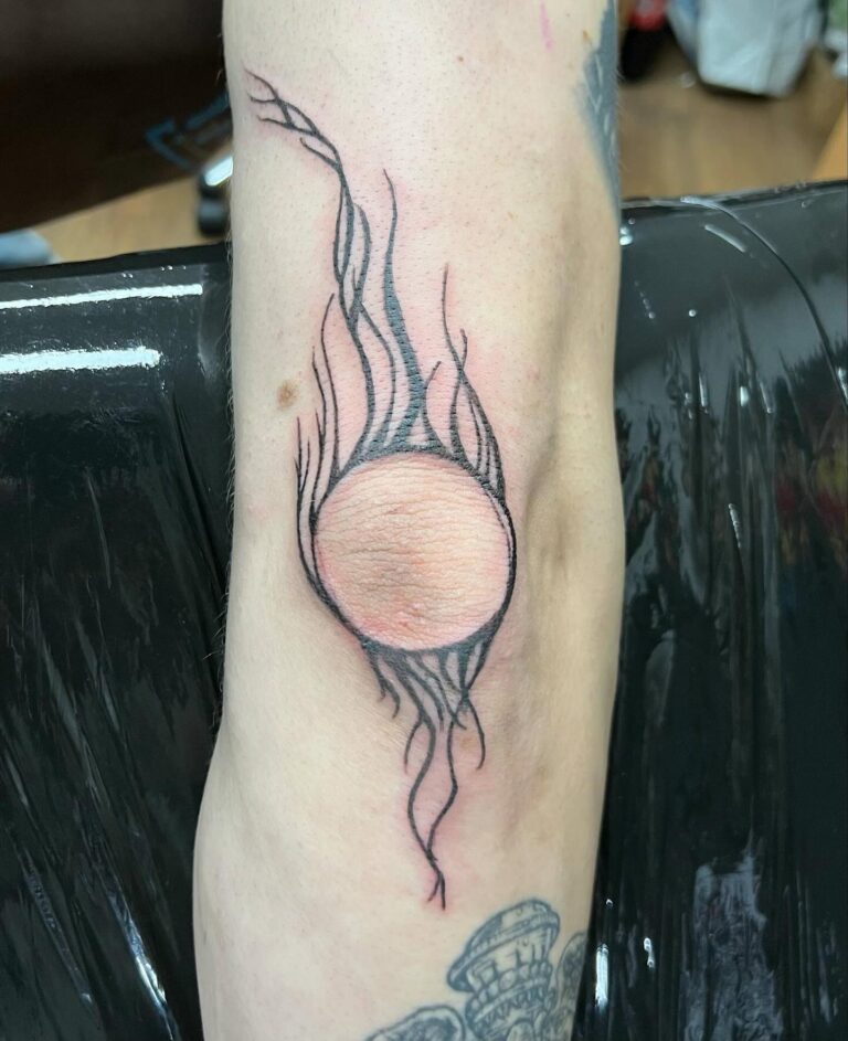 Tetování symbol na loket