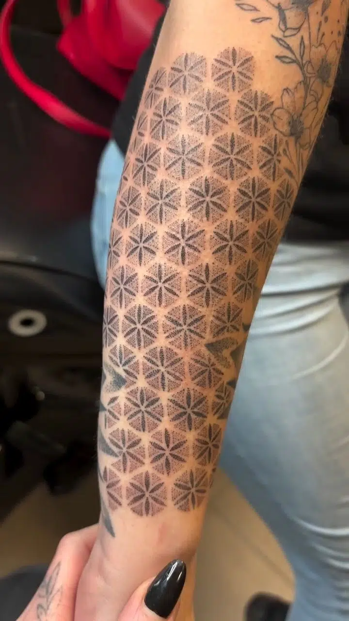 Tetování ornamenty na předloktí