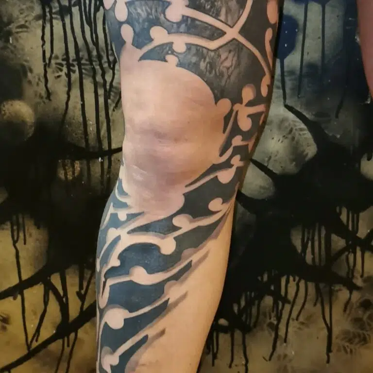 Tetování ornamenty na noze