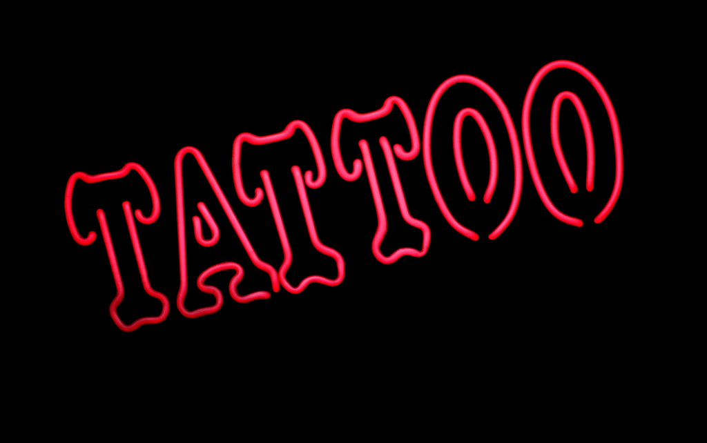 Neonový nápis Tattoo.