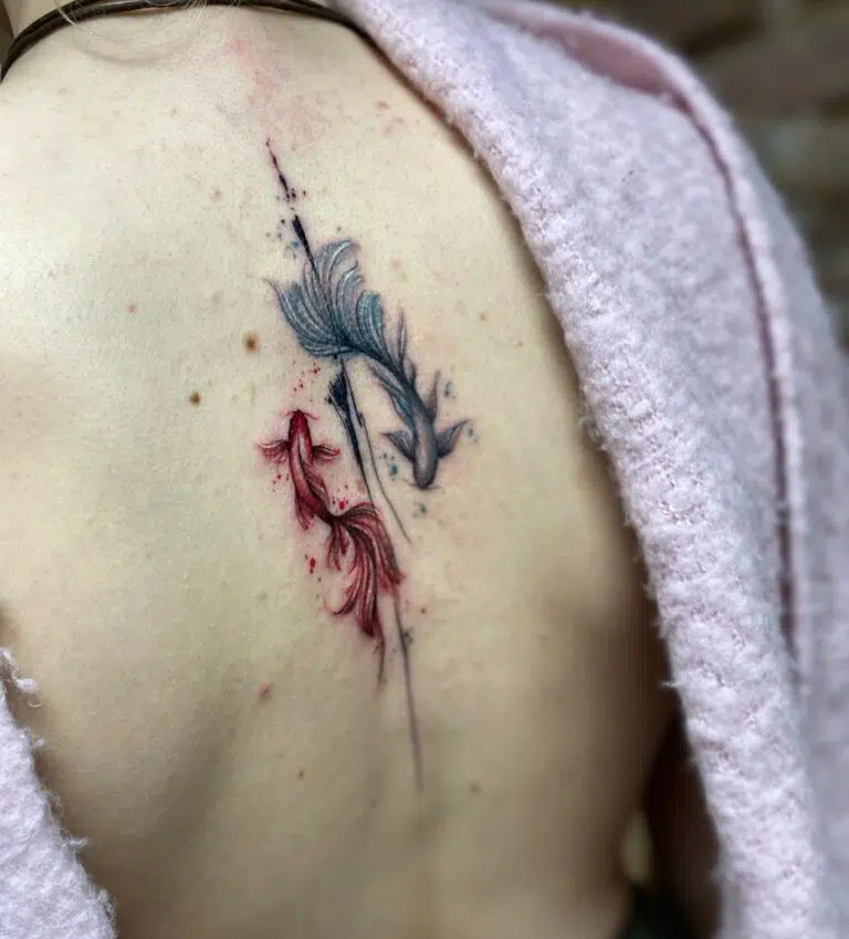 Tetování zvířata, ryby znamení zvěrokruhu mezi lopatky