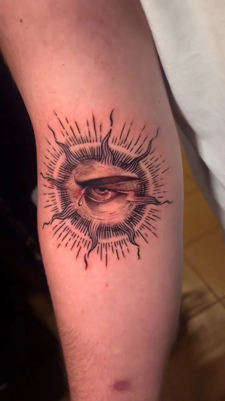 Tetování slunce a oko, boží oko na předloktí