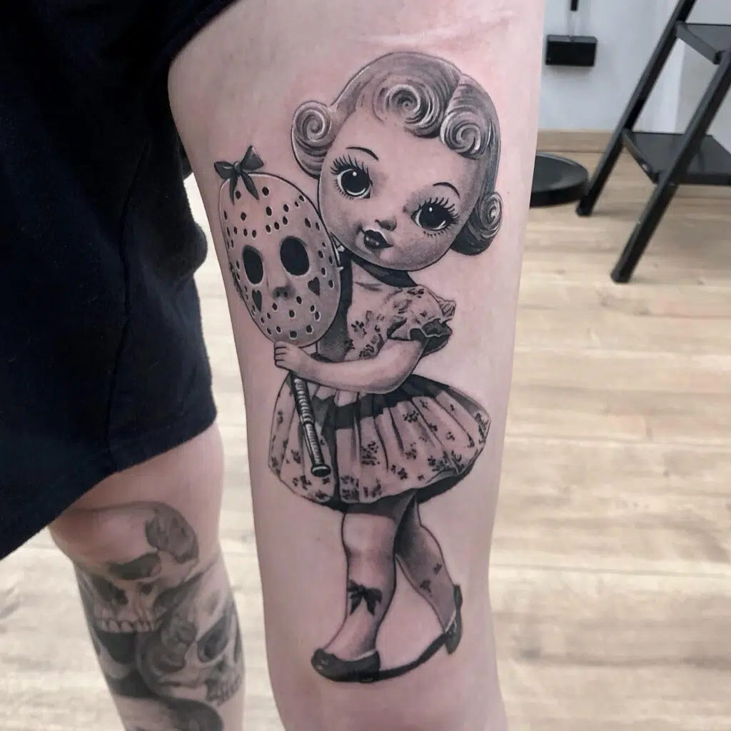 Tetování postavička panenky na rameno