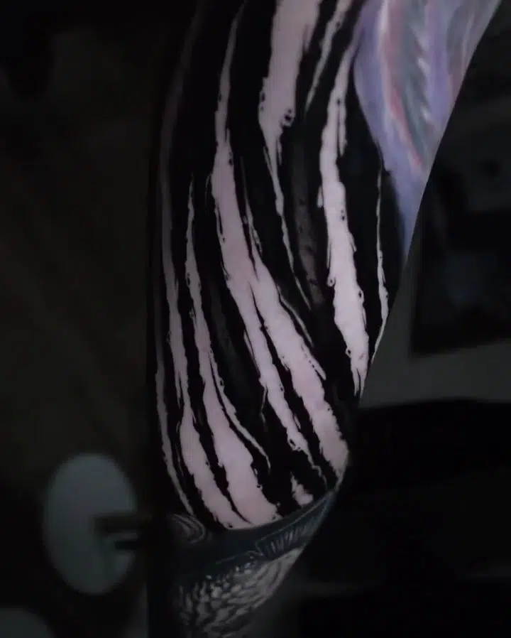 Tetování čáry na paži