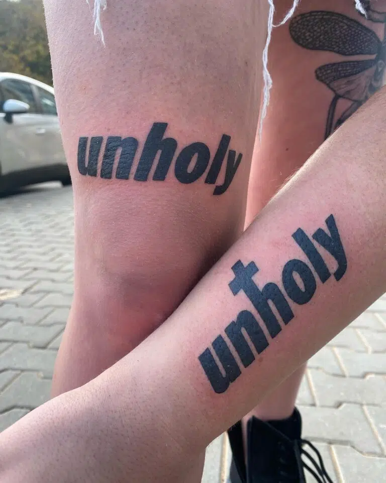 Tetování nápisy na stehně