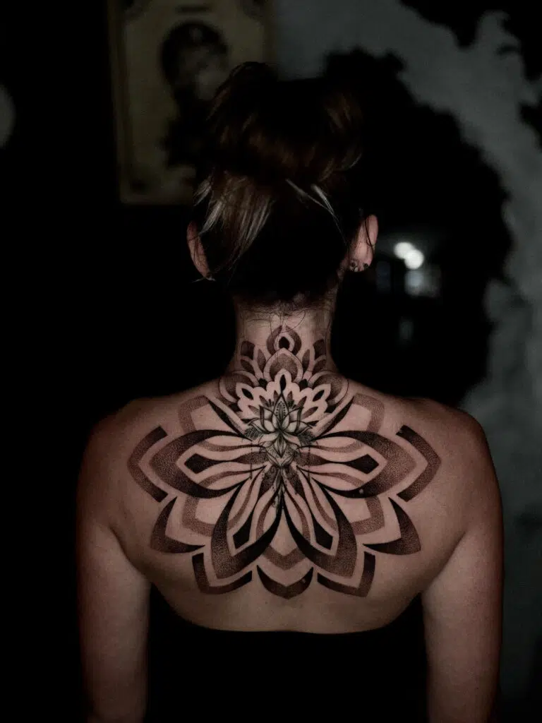 Tetování mandala na lopatky