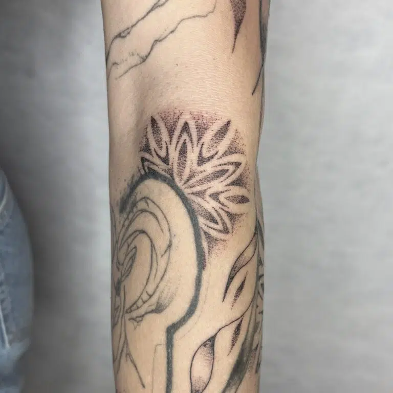 Tetování mandala na předloktí