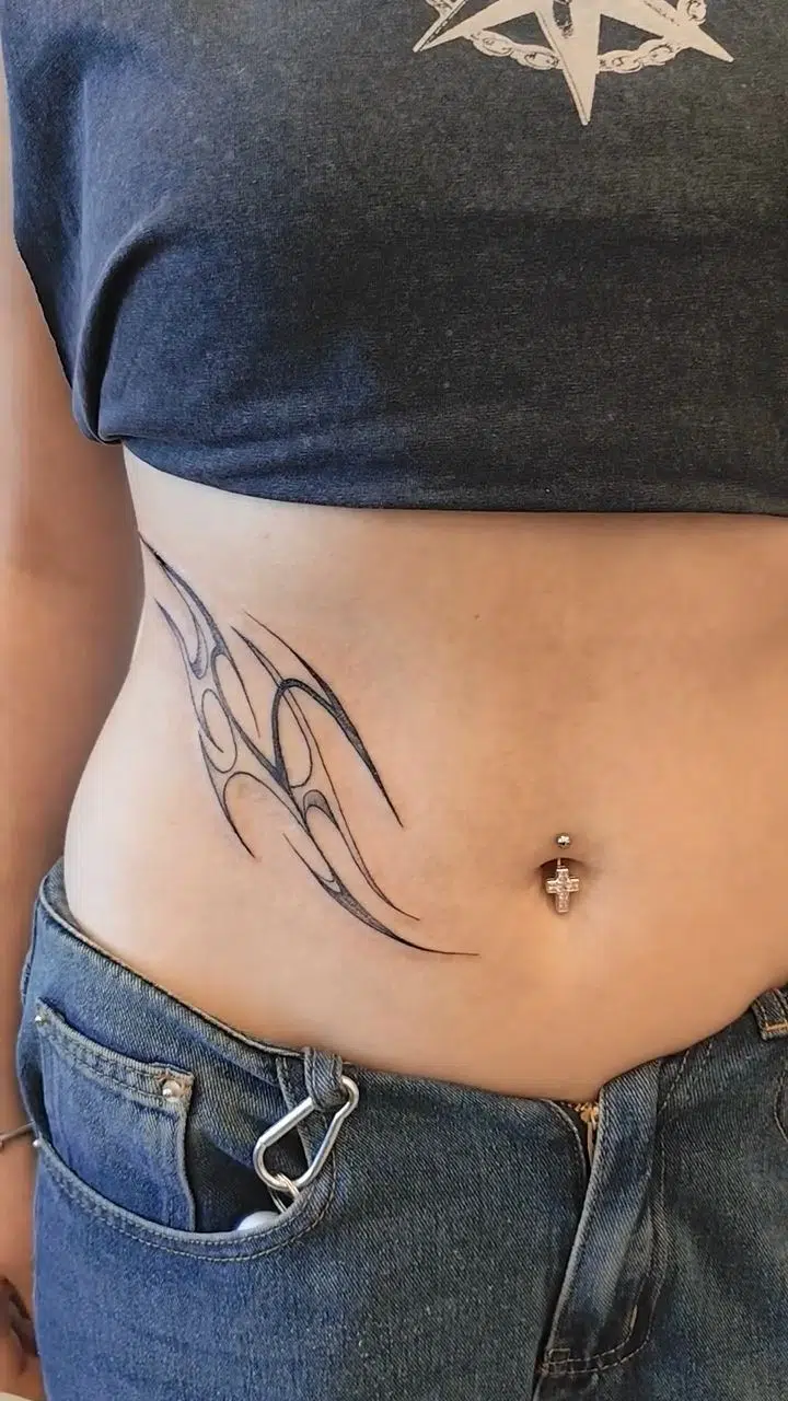Tetování tribal ornamenty na břicho