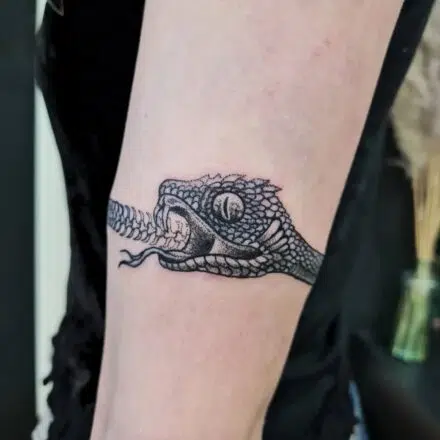Tetování znak a symbol Uroboros na rameno