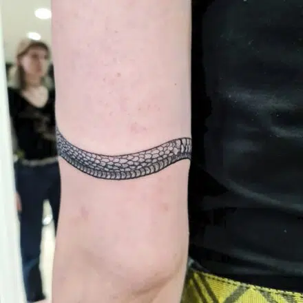 Tetování znak a symbol Uroboros na rameno