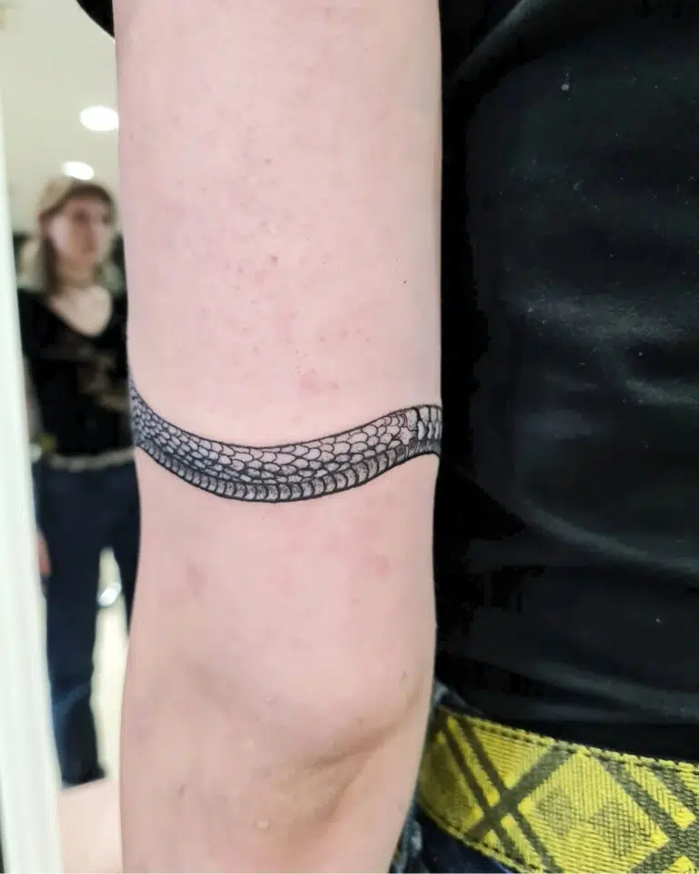 Tetování znak a symbol Uroboros na rameno