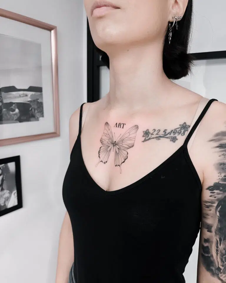 Tetování zvíře motýl, nápis na hrudník