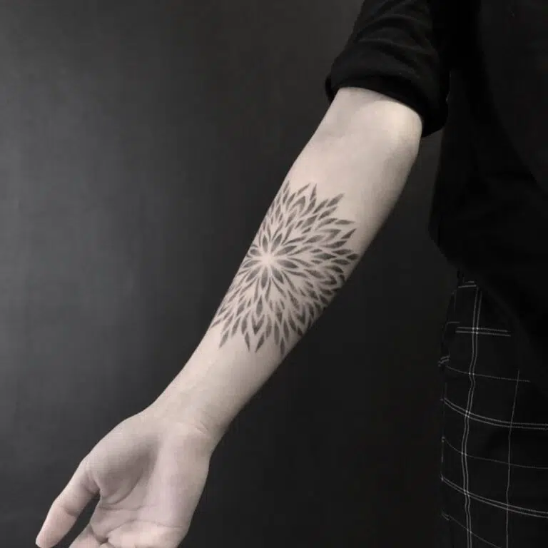 Tetování mandala na předloktí