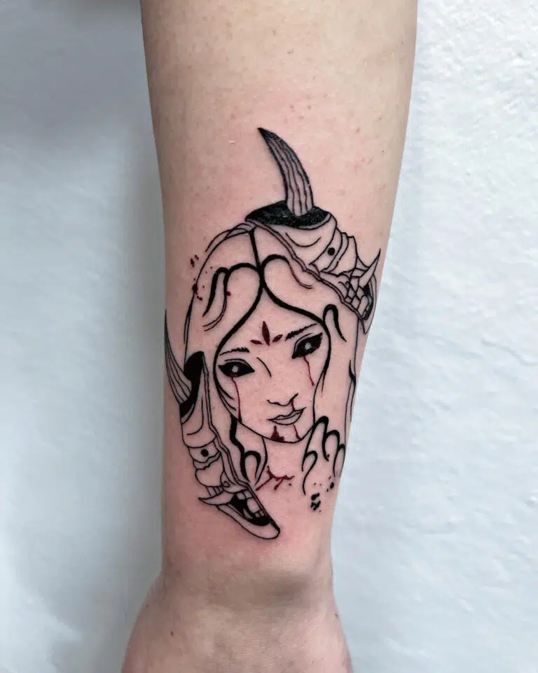 Tetování ženy s maskou Hannya na předloktí